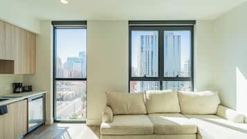 Single Room, 1 Queen Bed, Non Smoking, City View | Living area