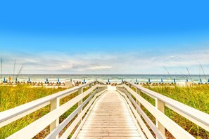 On the beach - Beautiful condo, balcony, sauna & pool access (Panama City Beach)