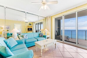 TV, DVD player, offices - Beautiful condo, balcony, sauna & pool access (Panama City Beach)