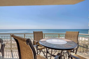 Outdoor dining - Gorgeous, cozy beachfront condo with pool, pool spa & beach access (Perdido Key)