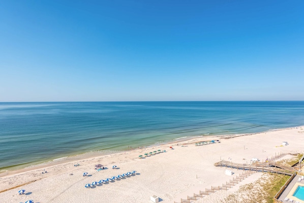 On the beach - Top-Floor, Gulf-Front Condo w/ Balcony, Beach Access & Shared Pools/Hot Tub/Gym (Perdido Key)