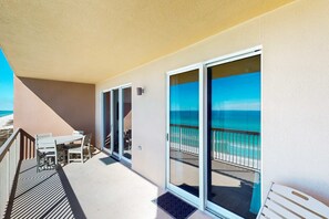 Outdoor dining - Newly Updated, 9th Floor Gulf-front Condo. Beach Chair Service Included (Panama City Beach)