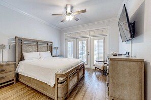 3 bedrooms, iron/ironing board, WiFi, bed sheets - Enchanting home with pool, tennis, golf and washer/dryer (Miramar Beach)