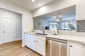 Fridge, microwave, oven, stovetop - Enchanting home with pool, tennis, golf and washer/dryer (Miramar Beach)
