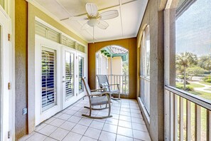 Terrace/patio - Enchanting home with pool, tennis, golf and washer/dryer (Miramar Beach)