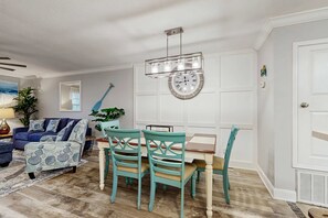 Interior - Striking condo near the beach, with on-site pool & washer/dryer (Miramar Beach)