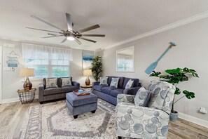 TV, offices - Striking condo near the beach, with on-site pool & washer/dryer (Miramar Beach)