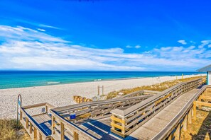 Beach nearby - Striking condo near the beach, with on-site pool & washer/dryer (Miramar Beach)