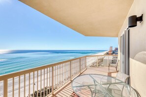 Property grounds - Deluxe beachfront condo with pool & hot tub - walk to the beach (Panama City Beach)