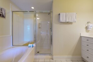 Shower, towels - Spacious Ground-Floor Condo At Waterscape 490 Feet Of Private Beach (Fort Walton Beach)