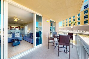 Outdoor dining - Newly renovated, 1st-floor condo with seasonal beach service & beach views (Fort Walton Beach)