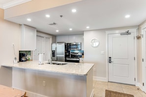 Fridge, microwave, oven, stovetop - 6th Floor Coastal Condo At Waterscape Children's Playground, 2 Hot Tubs (Fort Walton Beach)