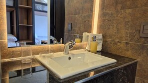 Standard Quadruple Room | Bathroom - HOTEL LAVERDIERI (Bogotá)