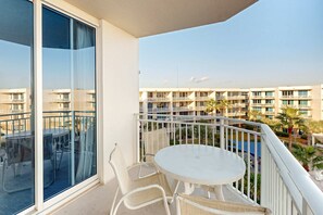 Outdoor dining - 6th Floor Welcoming Condo At Waterscape Children's Playground, 2 Hot Tubs (Fort Walton Beach)