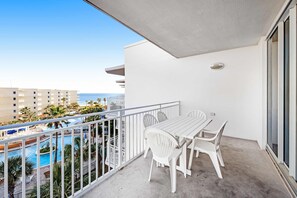Outdoor dining - Spacious Top-Floor Condo At Waterscape 490 Feet Of Private Beach (Fort Walton Beach)