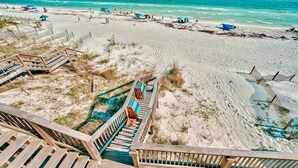 Una spiaggia con passerelle di legno e ombrelloni.