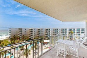 Outdoor dining - Inviting, Spacious Condo On Okaloosa Island Waterfall, Lazy River (Fort Walton Beach)