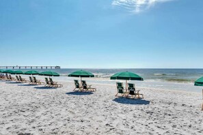 On the beach - Inviting, Spacious Condo On Okaloosa Island Waterfall, Lazy River (Fort Walton Beach)