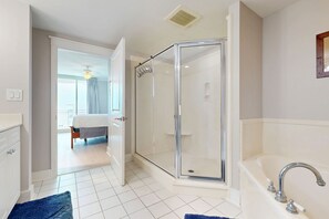 Dusche, Haartrockner, Handtücher