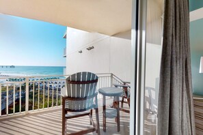 Outdoor dining - Picture-Perfect Gulf-Front Condo On Okaloosa Island Playground, 2 Hot Tubs (Fort Walton Beach)