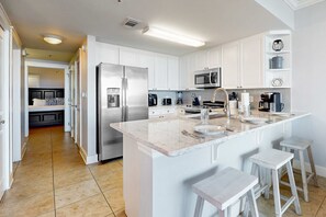 Réfrigérateur, micro-ondes, four, plaque de cuisson