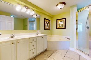 Shower, towels - Snow-bird friendly top-floor corner condo with Gulf views, pools & gym (Panama City Beach)