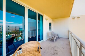 Terrace/patio - Warm, Welcoming Condo On Okaloosa Island 490 Feet Of Private Beach (Fort Walton Beach)
