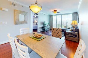 Interior - Warm, Welcoming Condo On Okaloosa Island 490 Feet Of Private Beach (Fort Walton Beach)