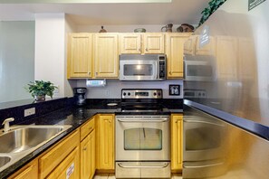 Fridge, microwave, oven, stovetop - Lovely beachfront condo with stunning views, pools & kids' water play area (Panama City Beach)