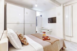 1 chambre, bureau, fer et planche à repasser, lit parapluie