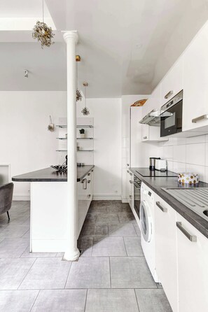 Réfrigérateur, micro-ondes, four, plaque de cuisson