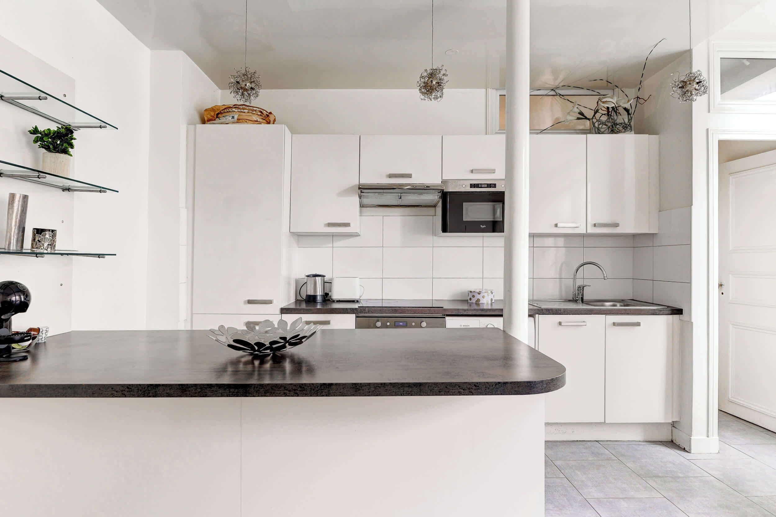 Réfrigérateur, micro-ondes, four, plaque de cuisson