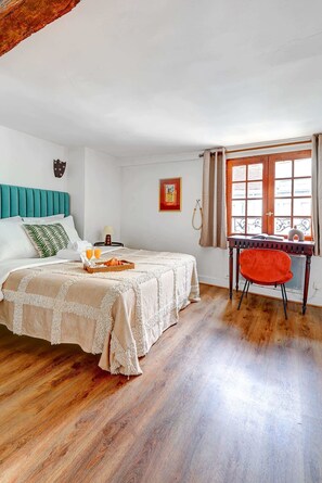 2 chambres, bureau, fer et planche à repasser, lit parapluie