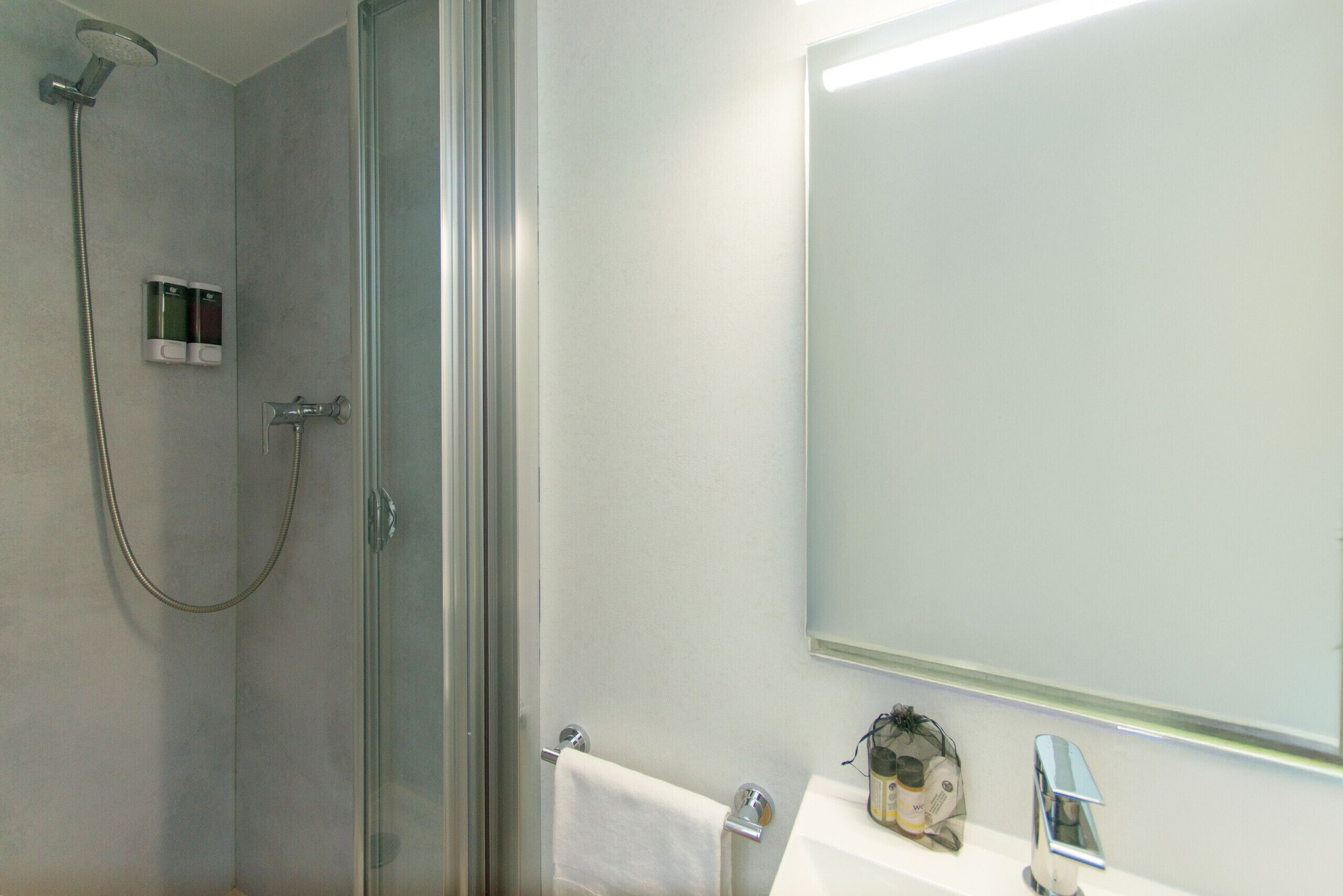 Douche, sèche-cheveux, serviettes fournies