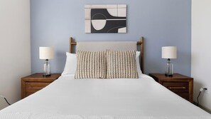 Escritorio, tabla de planchar con plancha, wifi y ropa de cama 