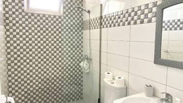 Suite, sjøutsikt | Bad | Dusj, hårføner, håndklær og såpe