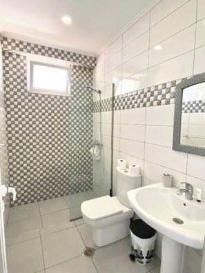 Suite, sjøutsikt | Bad | Dusj, hårføner, håndklær og såpe