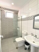 Ducha, secador de pelo, toallas, jabón