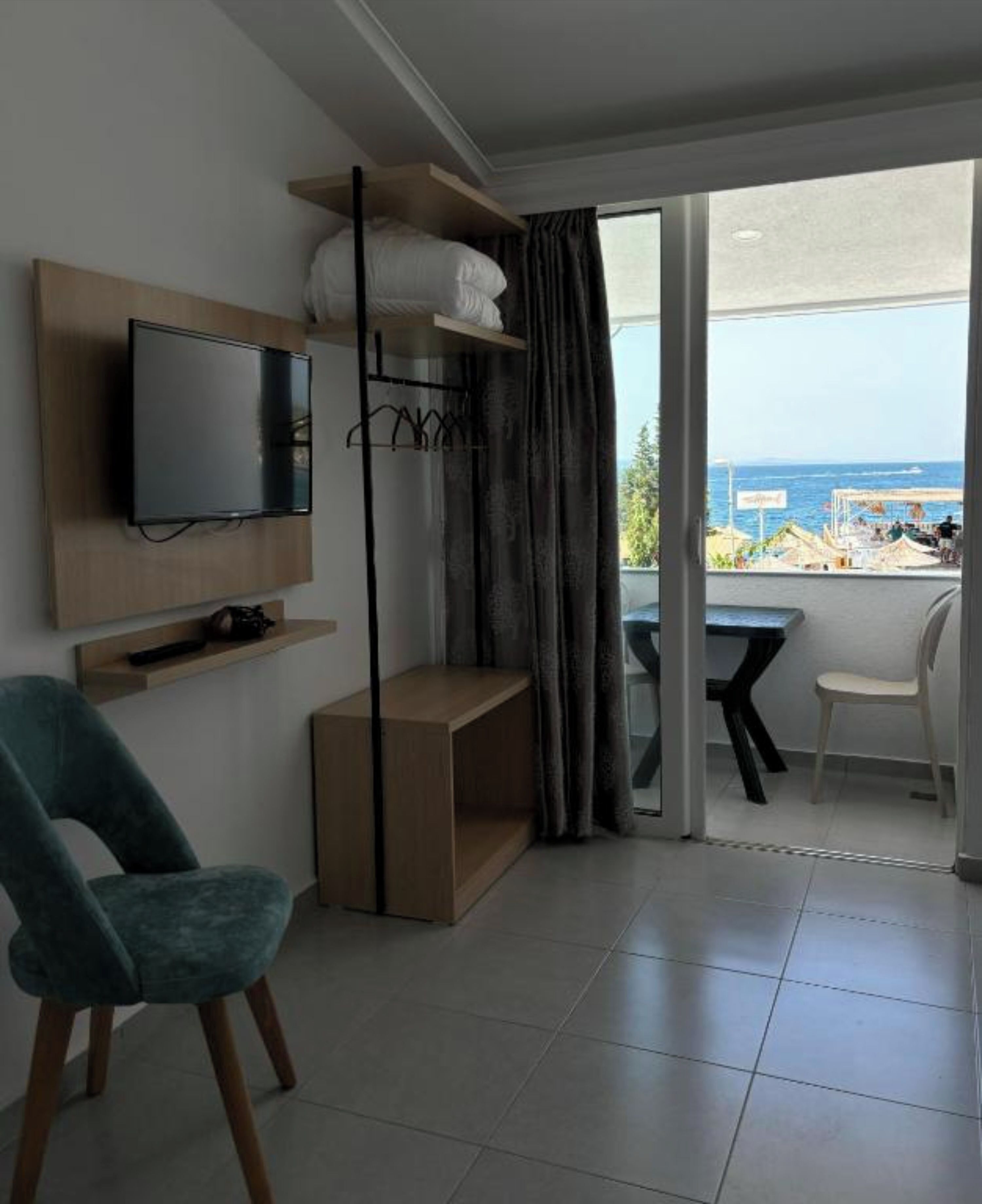 Suite, vue sur la mer | Bureau, literie fournie