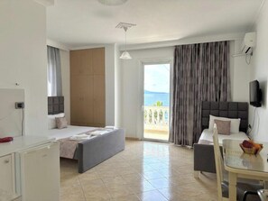 Studio | Bàn, bộ trải giường 