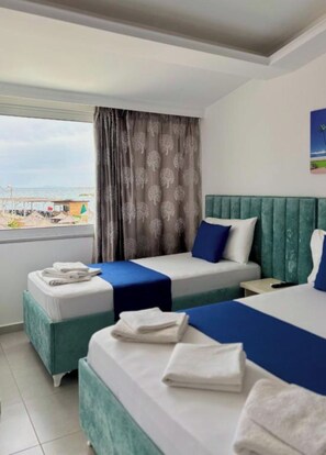 Phòng Suite, quang cảnh biển | Bàn, bộ trải giường 