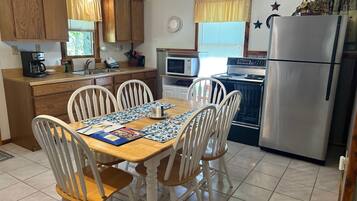 Cabin 14 | Dapur pribadi | Microwave, kompor, dan peralatan masak/sendok-piring