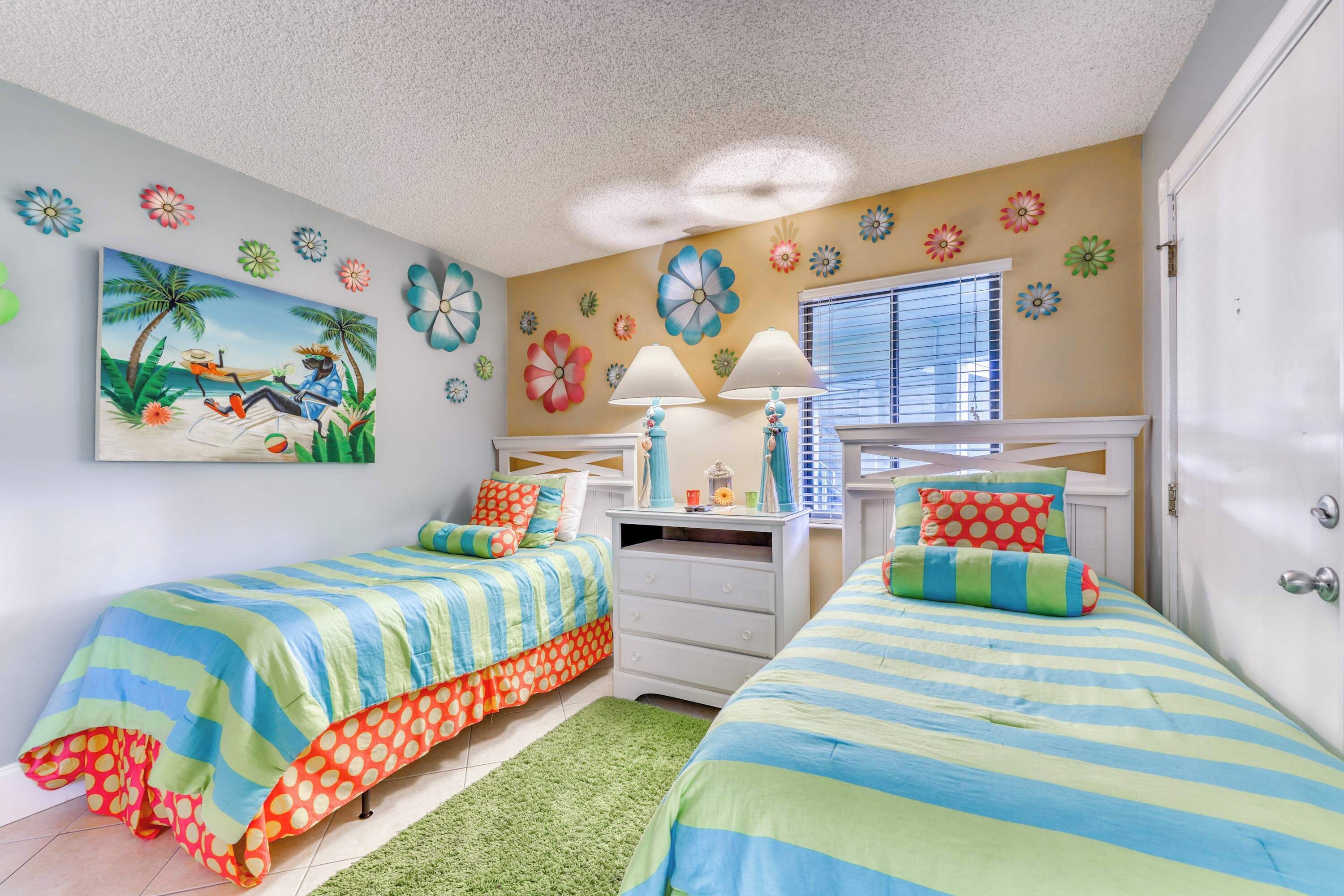 2 bedrooms, internet, bed sheets