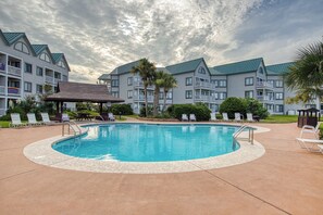 Pool - Lovely condo with balcony & gym - great for couples retreat (Fort Morgan)