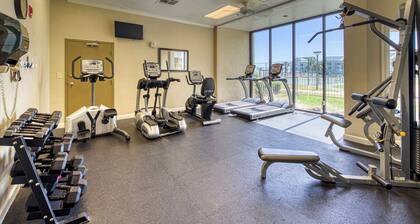 Lovely condo with balcony & gym - great for couples retreat