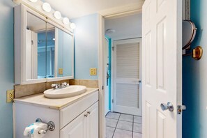 Shower - Lovely condo with balcony & gym - great for couples retreat (Fort Morgan)