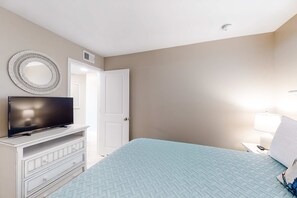 1 bedroom, Internet, bed sheets - Snowbird-friendly condo with pool, beach access, and views (Fort Morgan)