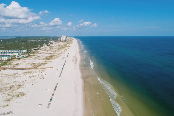 On the beach - Waterfront Plantation Palms condo with shared pool & hot tub, walk to beach (Fort Morgan)