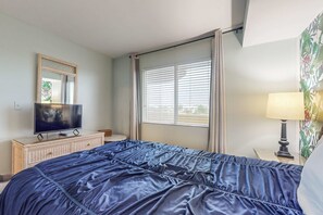 1 bedroom, Internet, bed sheets - Waterfront condo with shared pool & hot tub - near dining & the beach (Fort Morgan)