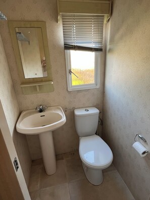 Classic Mobile Home | Bathroom